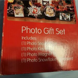 HOLIDAY Photo Gift Set, picture frames,‎  picture globe. New in box